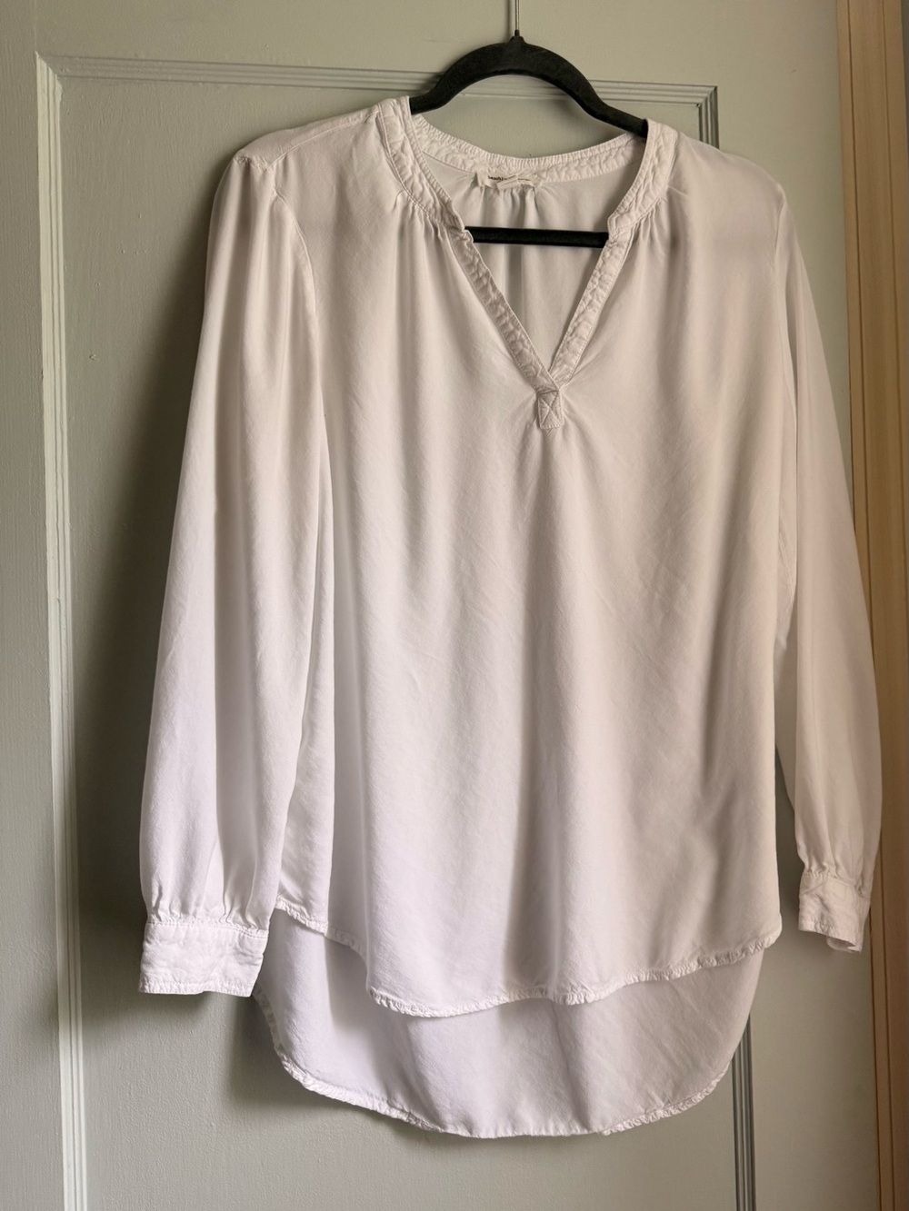 beachlunchlounge White V-Neck Long-Sleeve Blouse